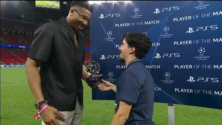 字母哥普斯卡什现场颁奖:维蒂尼亚获欧冠决赛MVP